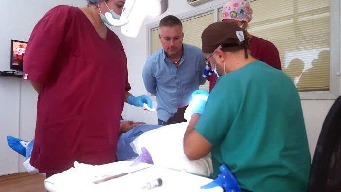Andreas Krämer während einer OP bei Dr. Michalis Georgious Nikosia Zypern