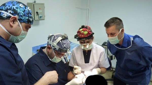 Klinikbesuch Andreas Krämer -während der OP: Dr. Özgür Öztan links, Dr. Akin Mitte und Andreas Krämer rechts