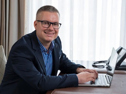 Andreas Krämer von Hairforlife berät Sie gerne bezüglich Haartransplantation Ärzte und Kliniken 