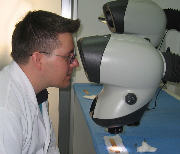 Clinic visits Hairforlife Andreas Krämer with microscope 17